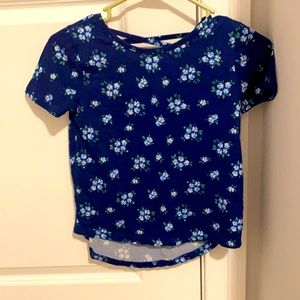 T-shirt crisscross in the back The brand is between